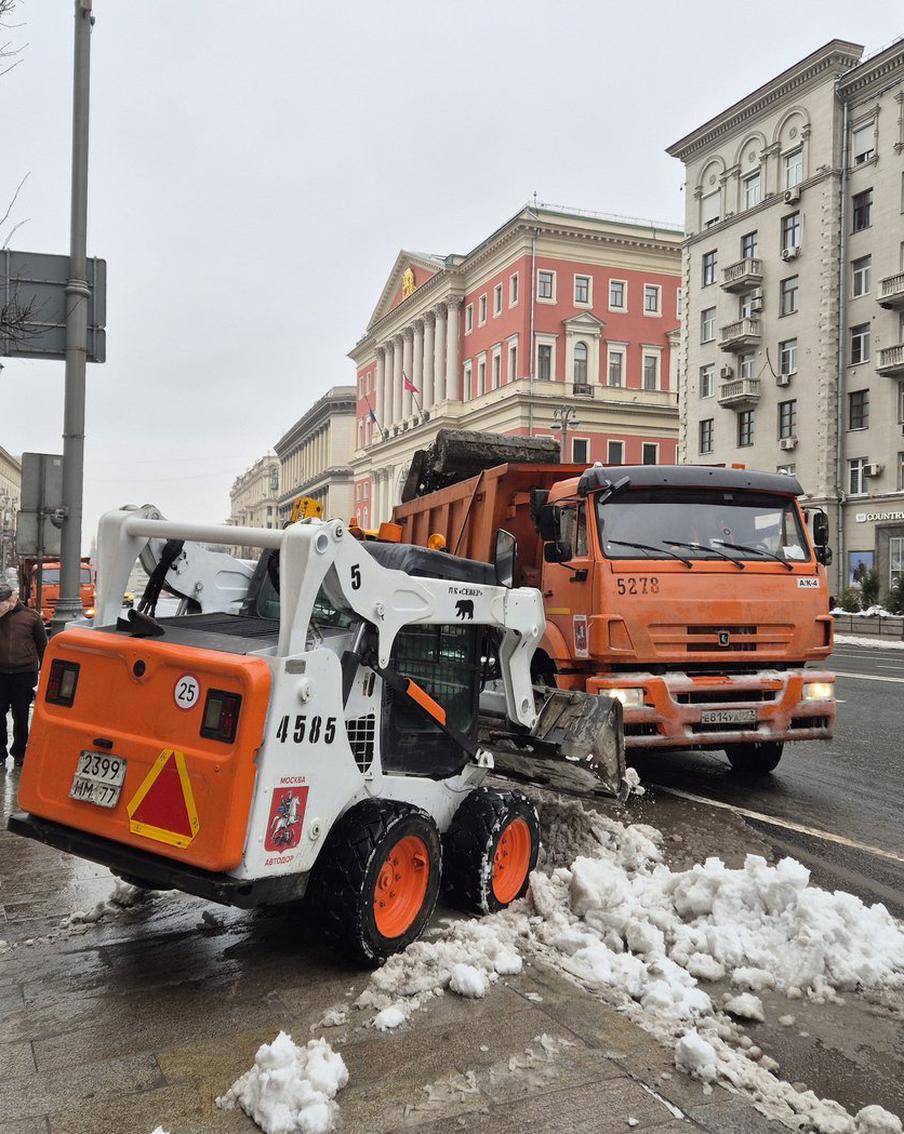 На тротуарах и дорогах столицы продолжается уборка свежевыпавшего снега