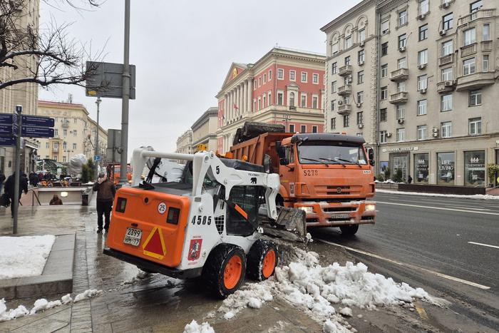 На тротуарах и дорогах столицы продолжается уборка свежевыпавшего снега