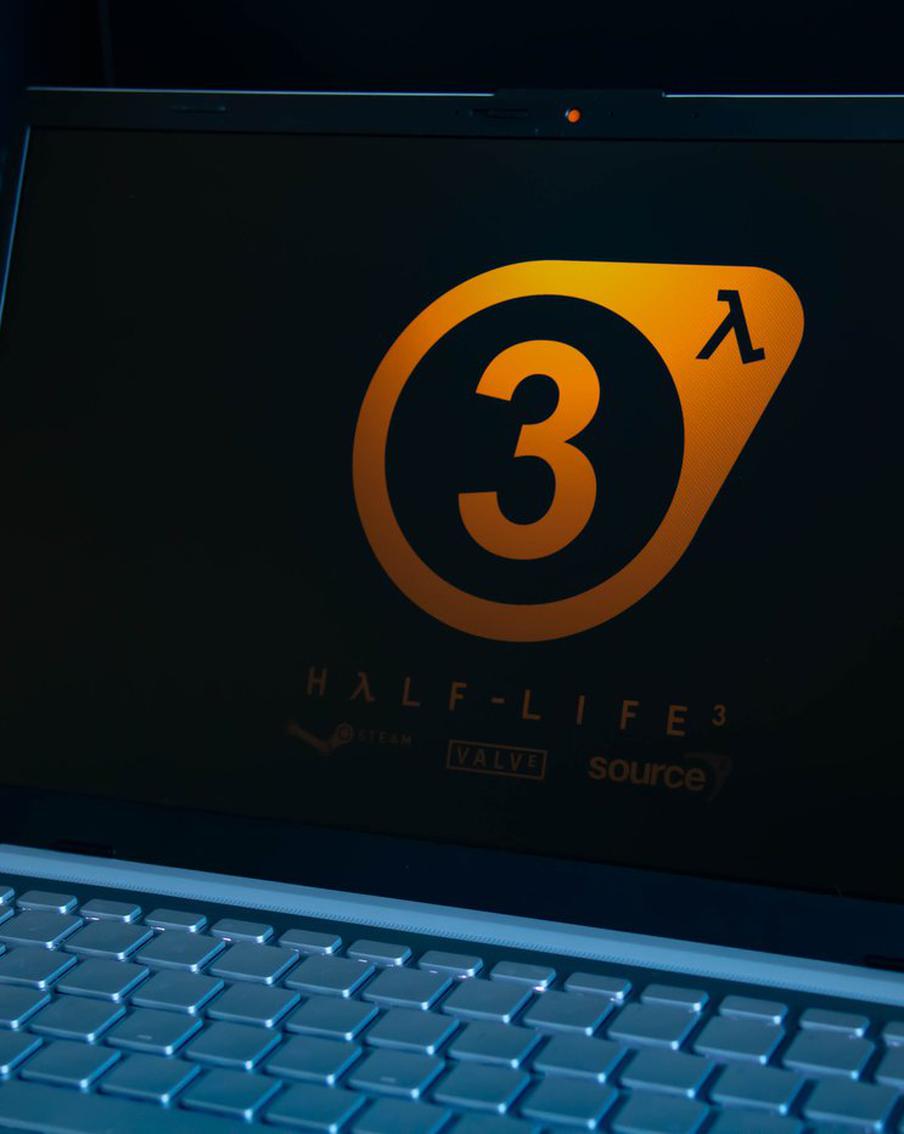 Инсайдеры сообщили о планах Valve выпустить Half-Life 3 до лета 2026 года. По информации инсайдеров, продолжение культовой игровой серии про приключения Гордона Фримена могут анонсировать в ближайшее время. Отмечается, что продажи игры стартуют до лета 2026 года