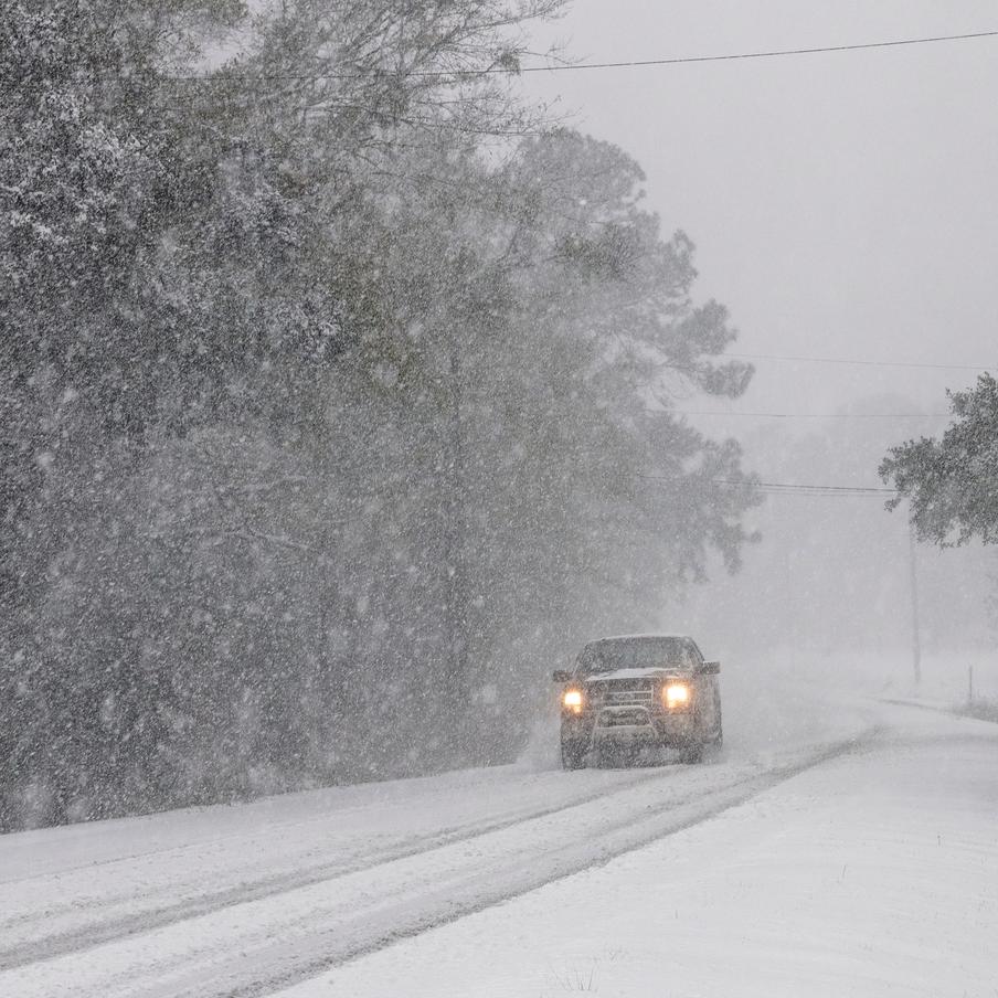 Пять федеральных трасс перекрыты в Саратовской области из-за непогоды. На территории Саратовской области закрыты для проезда участки пяти федеральных трасс. Причиной этому послужили неблагоприятные метеорологические условия в регионе