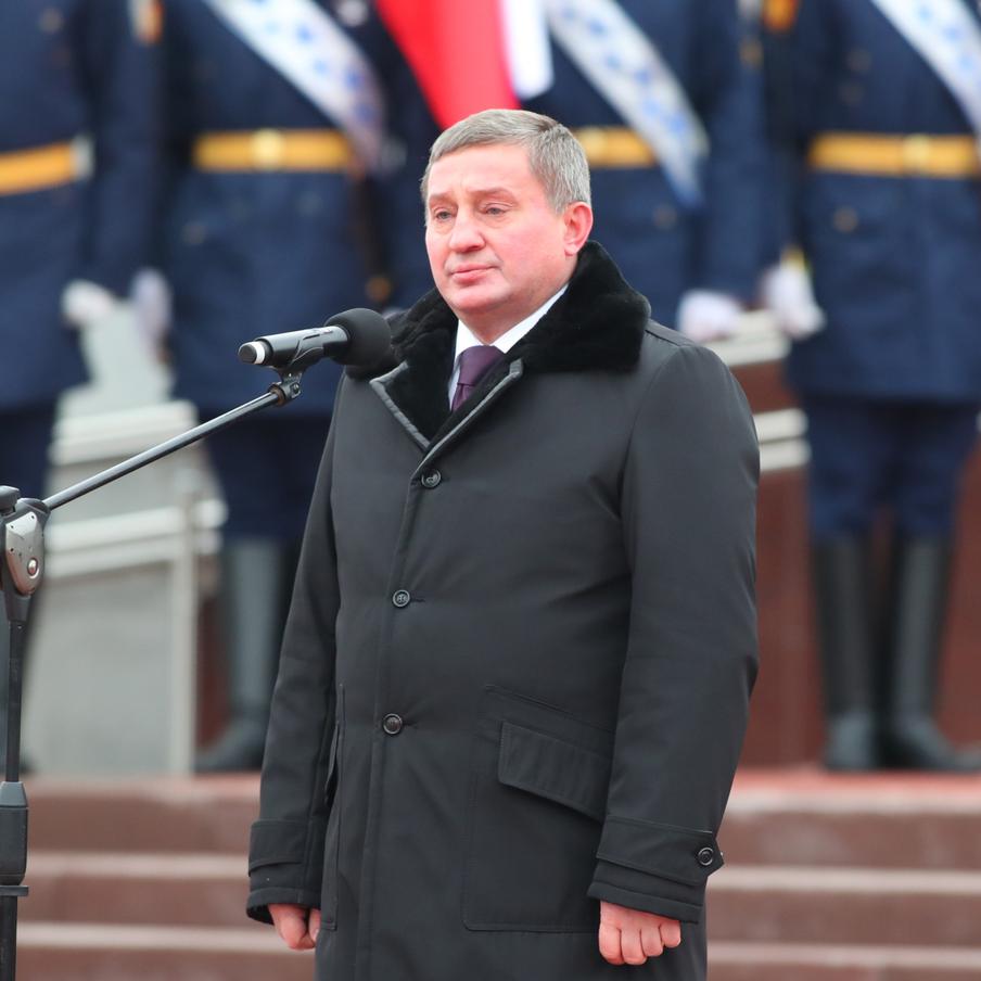 Обломки украинского дрона стали причиной пожара на нефтебазе в Урюпинске. Губернатор Волгоградской области Андрей Бочаров сообщил о возникшем на территории НПЗ в Урюпинске пожаре после падения обломков украинского дрона