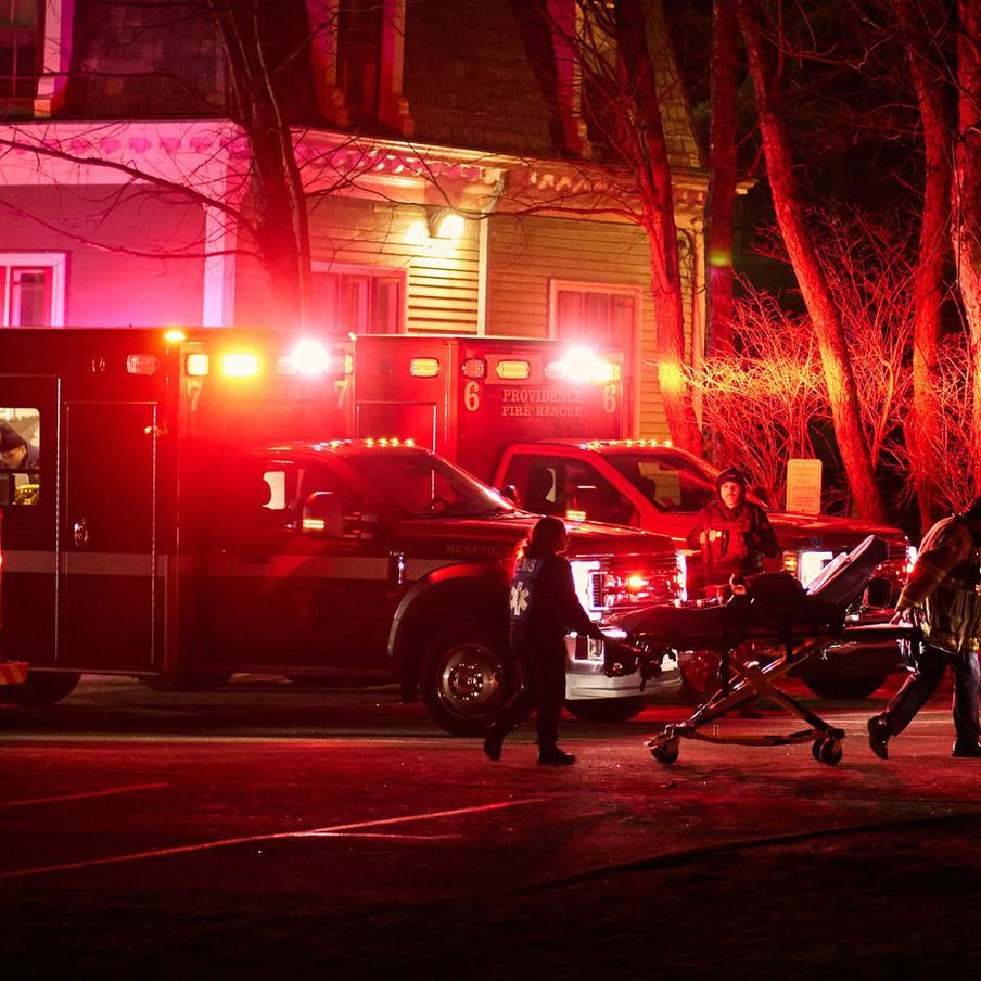Два человека погибли в ходе стрельбы в Брауновском университете в Провиденсе. В ходе нападения неизвестного преступника на Брауновский университет на территории американского Провиденса погибли два человека. Ещё восемь человек были серьёзно ранены стрелком