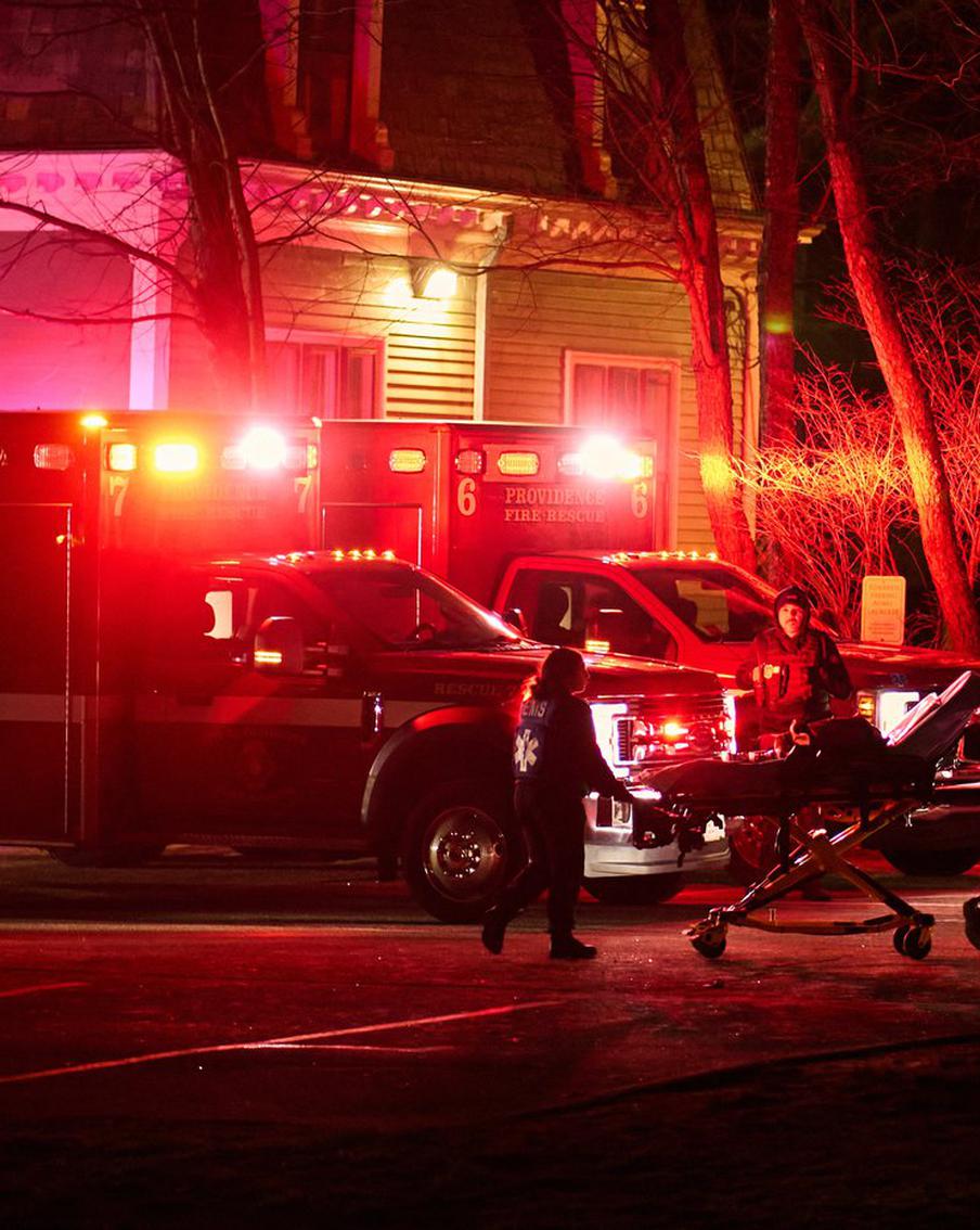 Два человека погибли в ходе стрельбы в Брауновском университете в Провиденсе. В ходе нападения неизвестного преступника на Брауновский университет на территории американского Провиденса погибли два человека. Ещё восемь человек были серьёзно ранены стрелком
