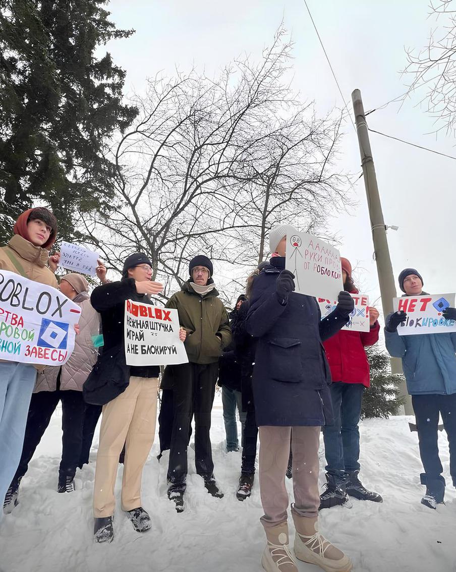 В Томске прошёл пикет против блокировки Роскомнадзором платформы Roblox. Недовольные блокировкой Roblox в России молодые люди вышли на пикет в Томске. Отмечается, что в нём приняли участие около 50 человек, среди которых были как сторонники, так и противники решения о блокировке