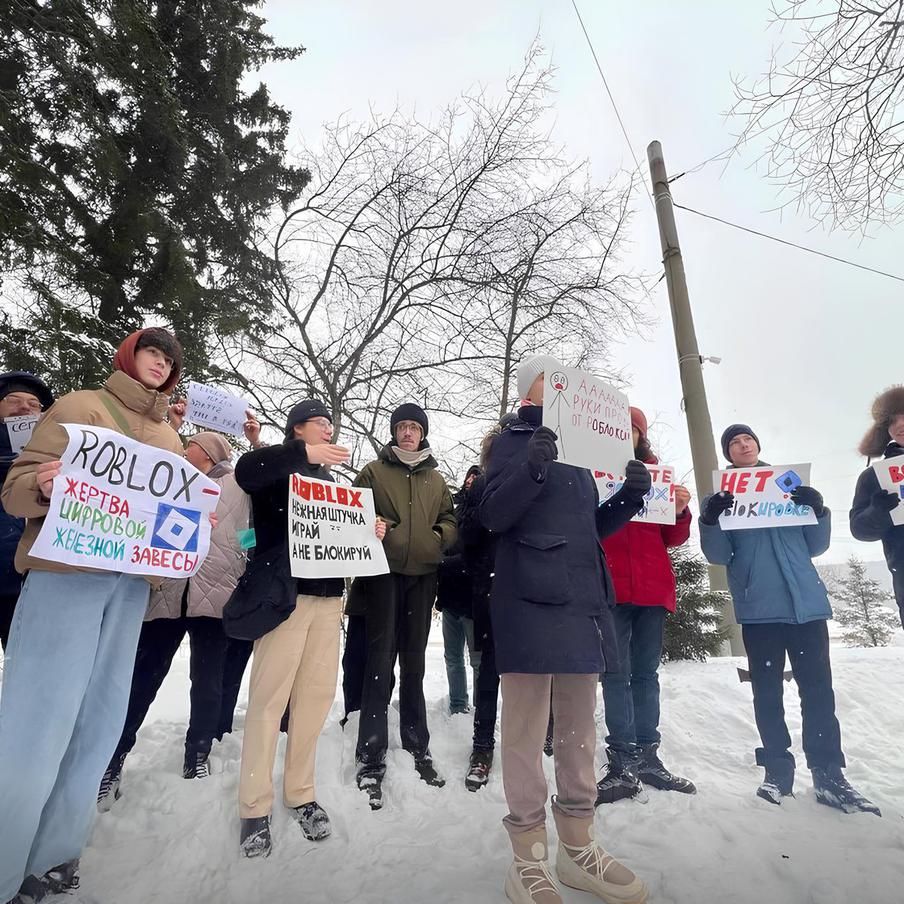 В Томске прошёл пикет против блокировки Роскомнадзором платформы Roblox. Недовольные блокировкой Roblox в России молодые люди вышли на пикет в Томске. Отмечается, что в нём приняли участие около 50 человек, среди которых были как сторонники, так и противники решения о блокировке