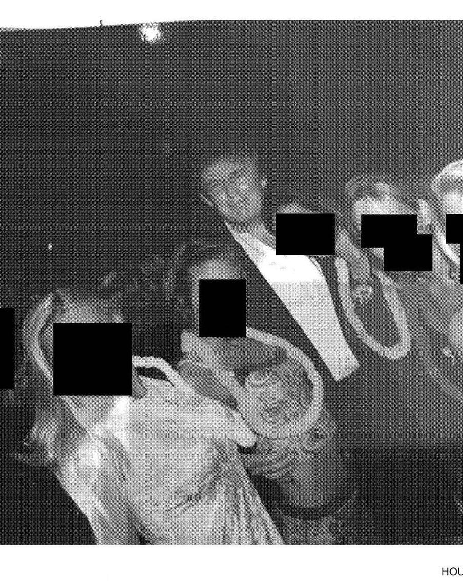 На новых фотографиях из личного архива Эпштейна есть Дональд Трамп в окружении неизвестных девушек