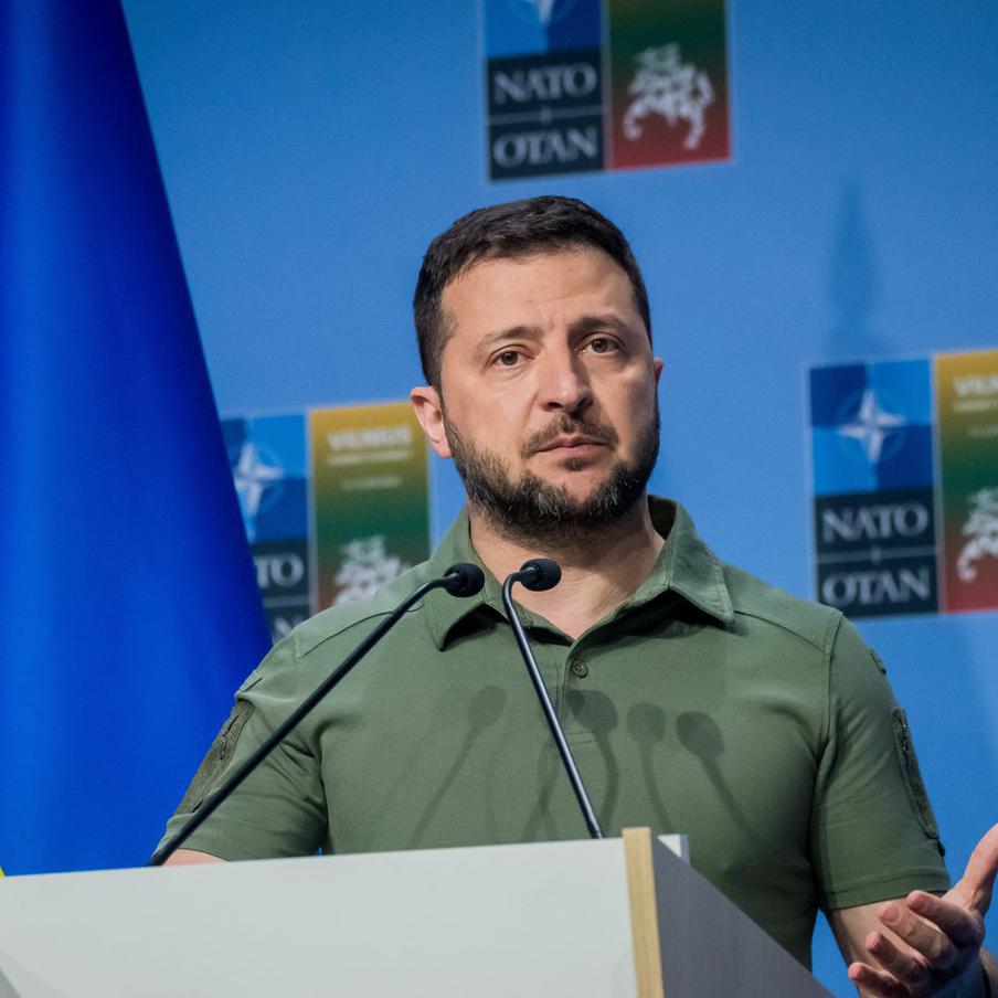 Зеленский заявил о готовности Украины отказаться от членства в НАТО ради мира. Украинский президент подчеркнул, что в Киеве готовы отказаться от цели вступить в НАТО на государственном уровне, если США и Евросоюз предоставят стране чёткие гарантии безопасности