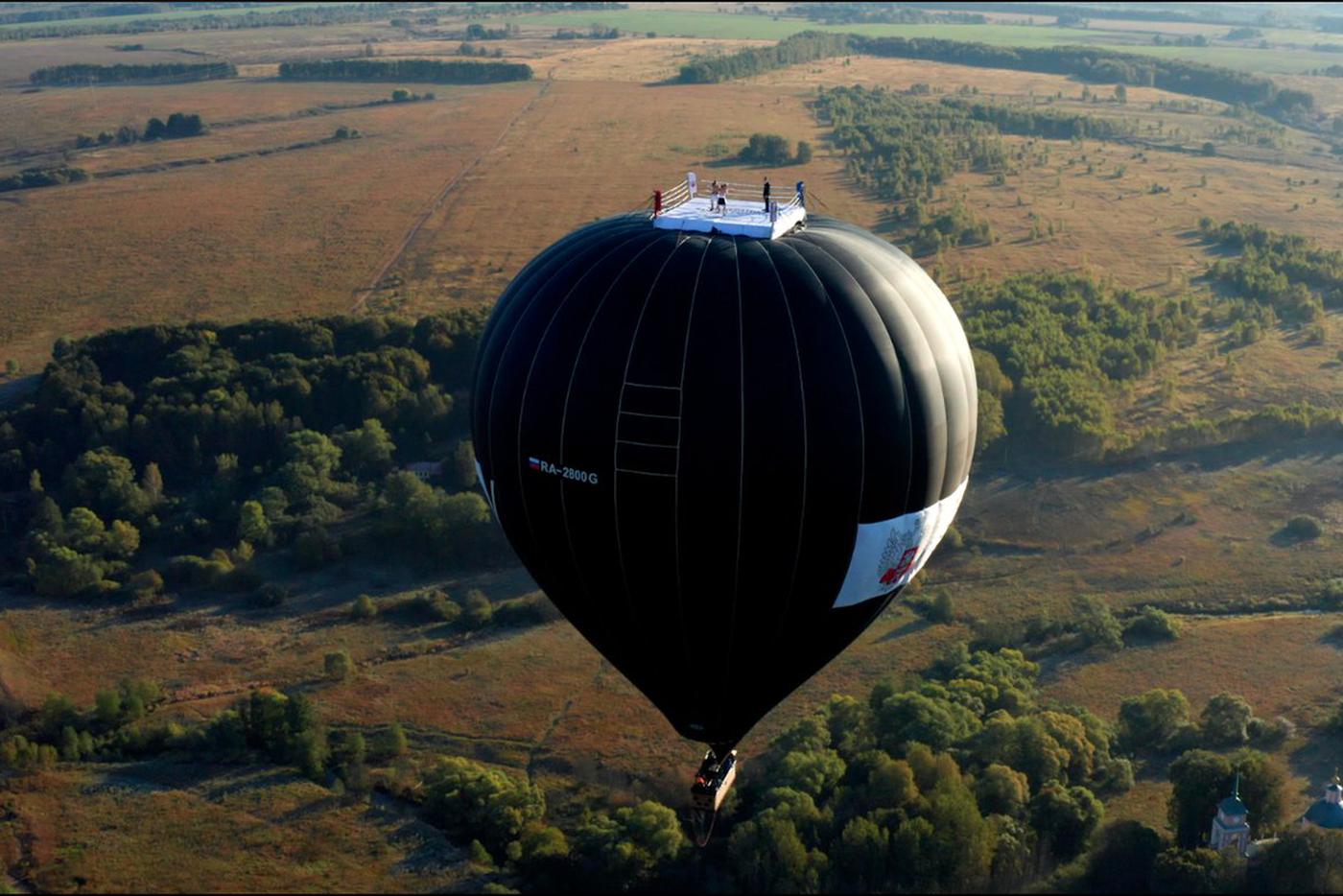 Первый в мире поединок на воздушном шаре.
