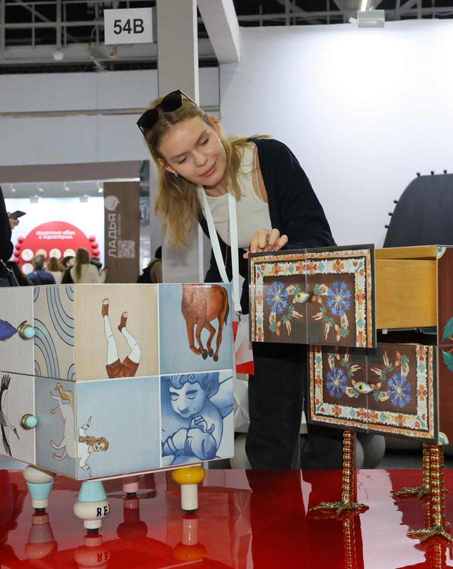 Тумбочка на курьих ножках и стеллаж в виде коня: что мы нашли на Московской неделе интерьера и дизайна