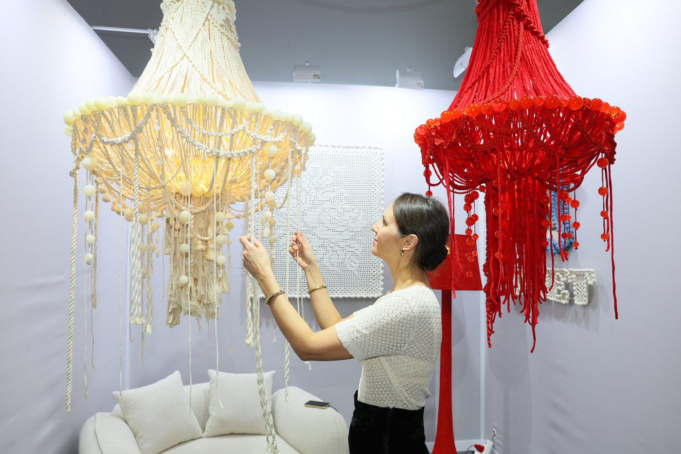 По словам мастерицы, на создание одной люстры уходит около двух месяцев.