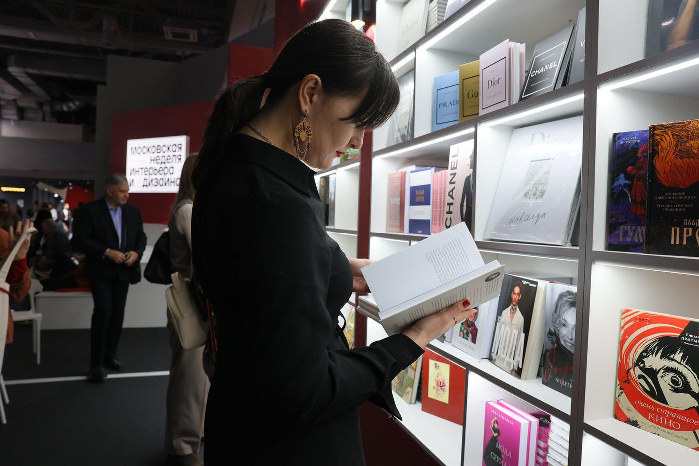 Если покупка мебели в планы не входила, то с ярмарки можно было хотя бы уйти с новой книжкой.