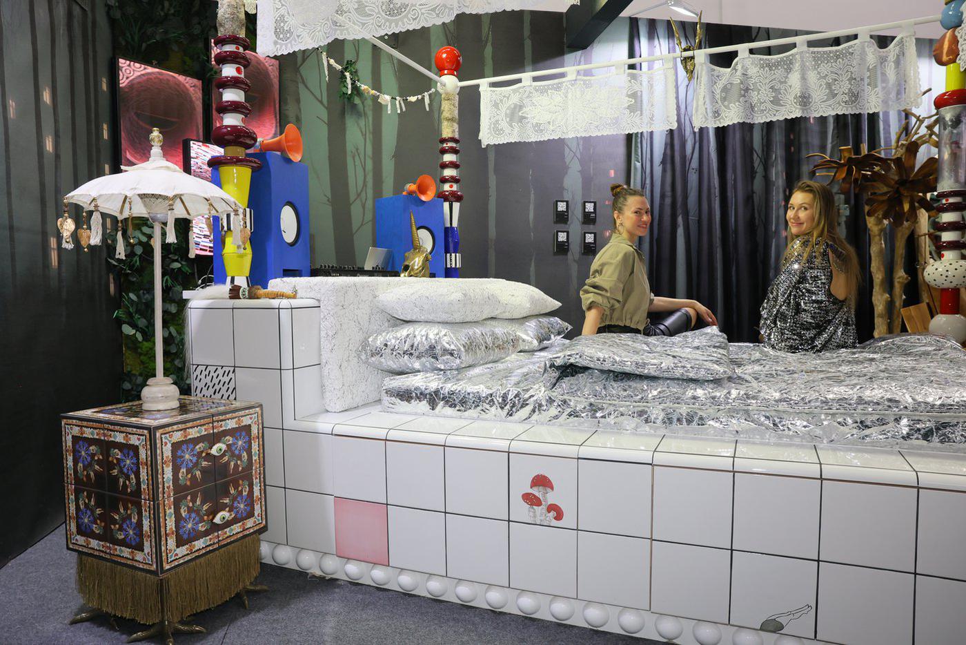 Самый необычный предмет на выставке – гигантская кровать, выложенная плиткой. Поспали бы на такой?