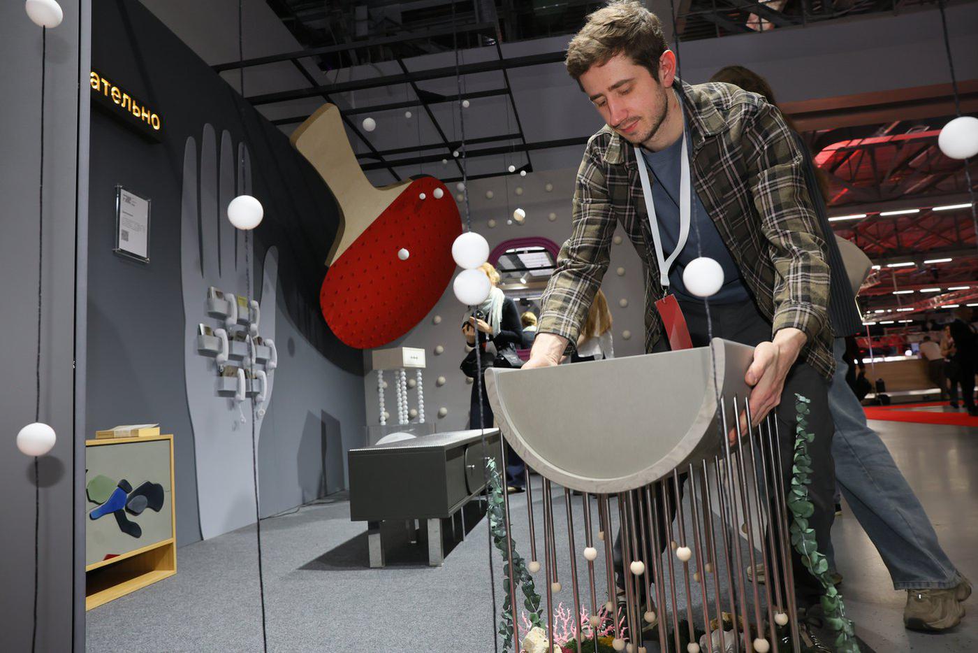 Каждый бренд оформил свой стенд максимально креативно.