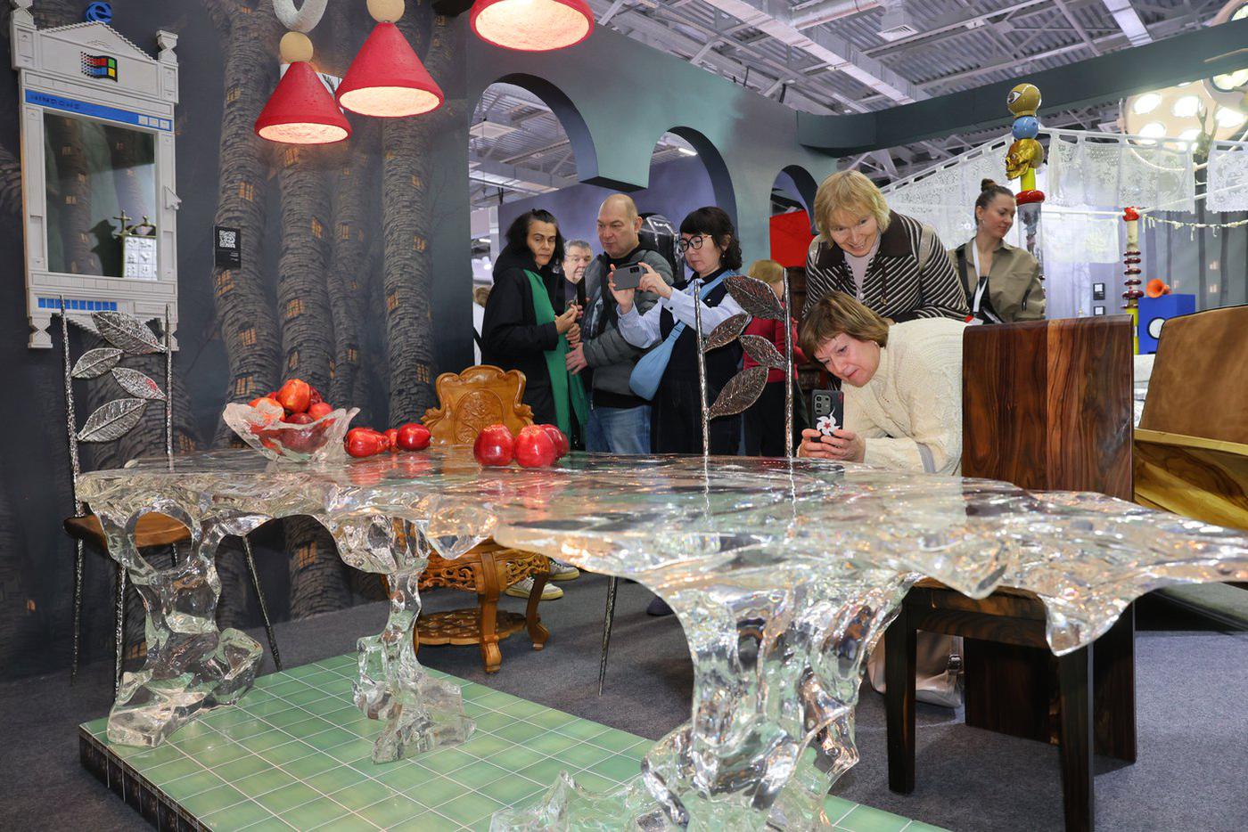 Сказочный столик собрал вокруг себя целую толпу.