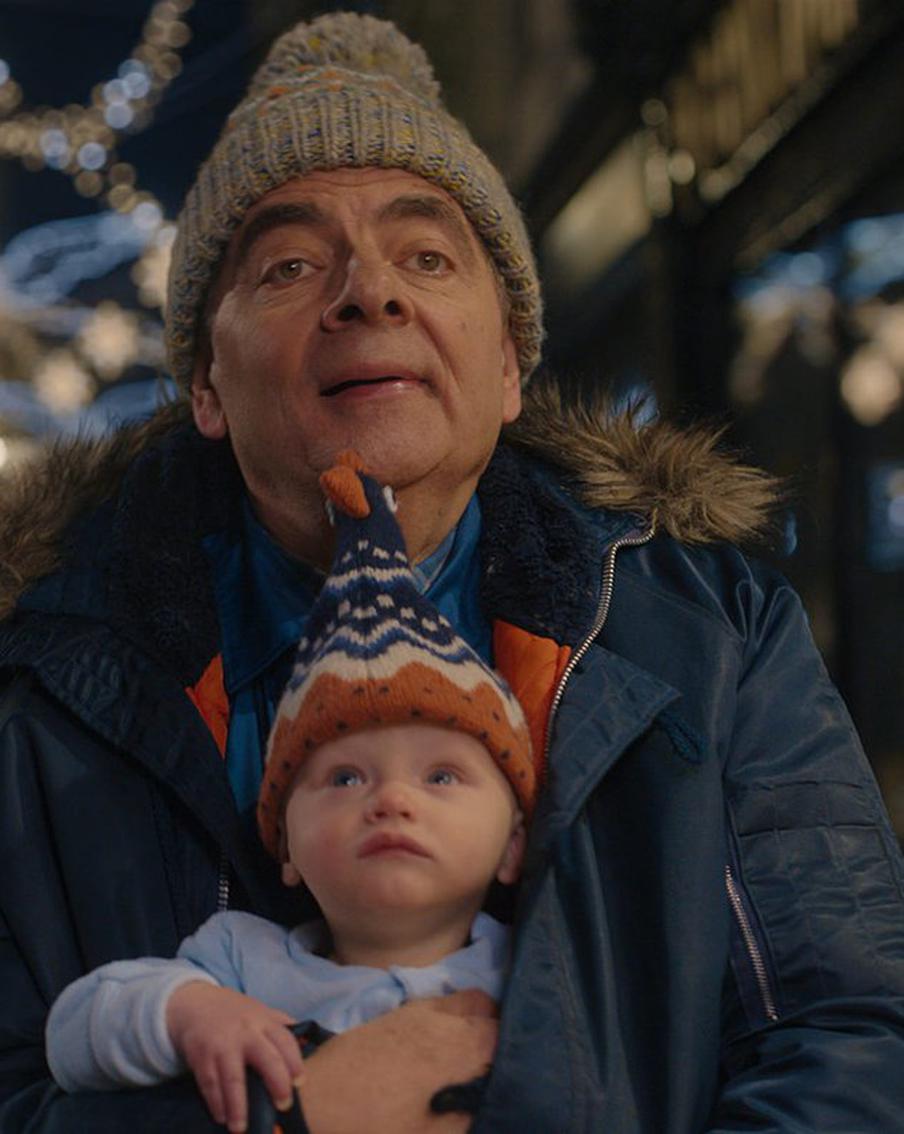 Роуэн Эткинсон возится с чужим ребёнком: В Сети вышел комедийный мини-сериал "Человек против младенца"