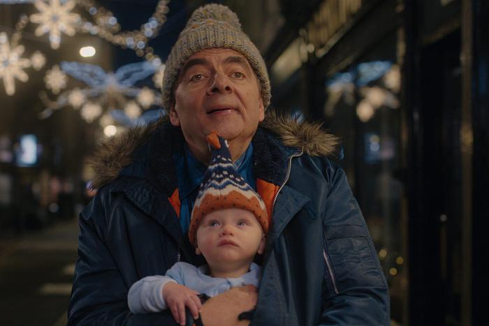 Роуэн Эткинсон возится с чужим ребёнком: В Сети вышел комедийный мини-сериал "Человек против младенца"