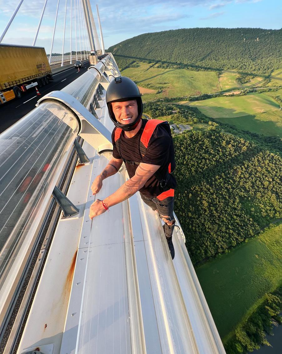 За секунду до... Прыжок с виадука Мийо – самого высокого автомобильного моста в мире, расположенного во Франции.