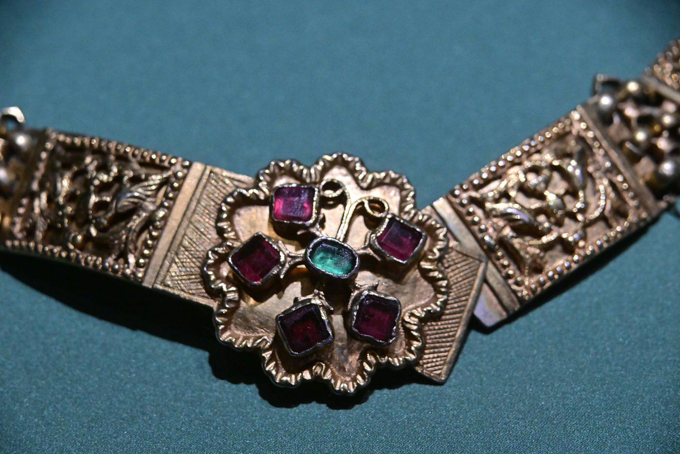 Из запон создавали целые композиции.