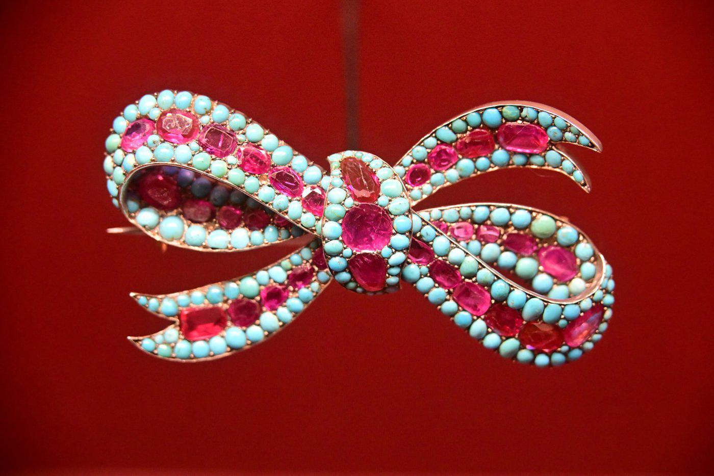 Россыпи персидской бирюзы украшают великое множество драгоценностей XIX века.