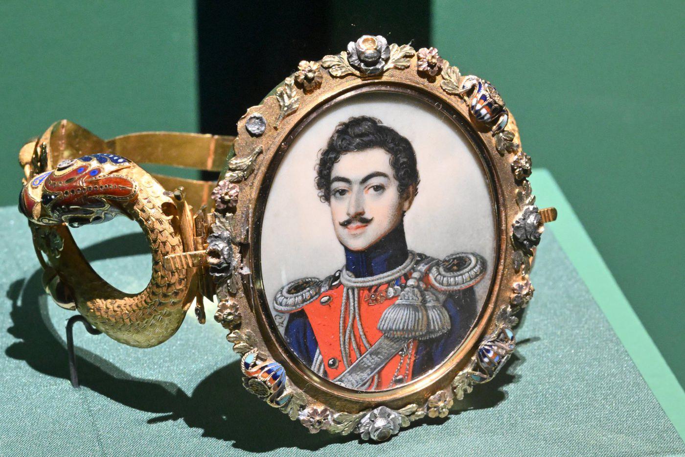 Браслет напоминал о любимом человеке.