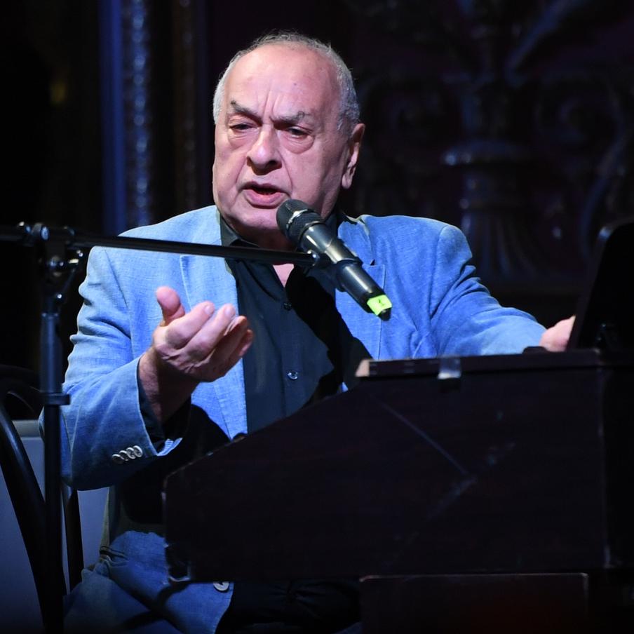 Умер народный артист РФ Левон Оганезов, аккомпанировавший Толкуновой и Кобзону. Народный артист РФ, композитор и пианист Левон Оганезов скончался 13 декабря 2025 года в возрасте 84 лет. Он аккомпанировал многим звёздам и оставил заметный след в музыке и театре