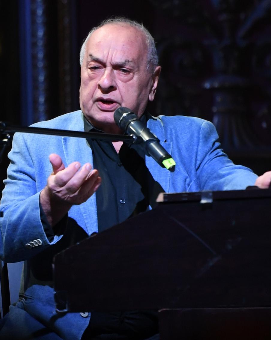 Умер народный артист РФ Левон Оганезов, аккомпанировавший Толкуновой и Кобзону. Народный артист РФ, композитор и пианист Левон Оганезов скончался 13 декабря 2025 года в возрасте 84 лет. Он аккомпанировал многим звёздам и оставил заметный след в музыке и театре