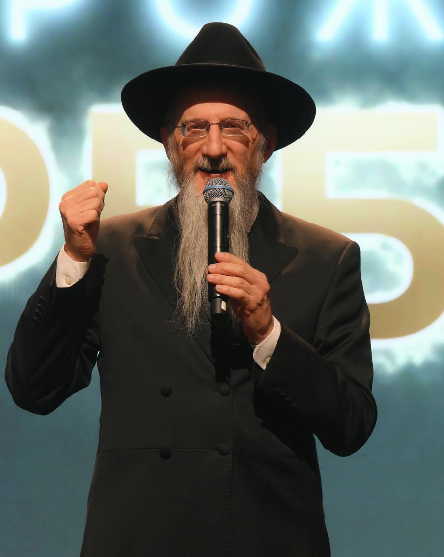 Главный раввин России не зажжёт Ханукию на площади в Москве. В этом году традиционная публичная церемония зажжения Ханукии в центре столицы отменена по соображениям безопасности. Новая дата будет объявлена дополнительно