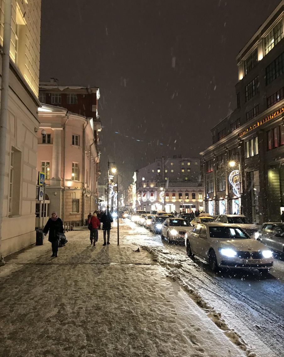 В Москве в понедельник ожидается снег и до минус шести градусов. Облачная погода с прояснениями и небольшой снег пройдут по столице в понедельник. Днём температура достигнет −4…−6°, ветер будет слабым юго-восточным