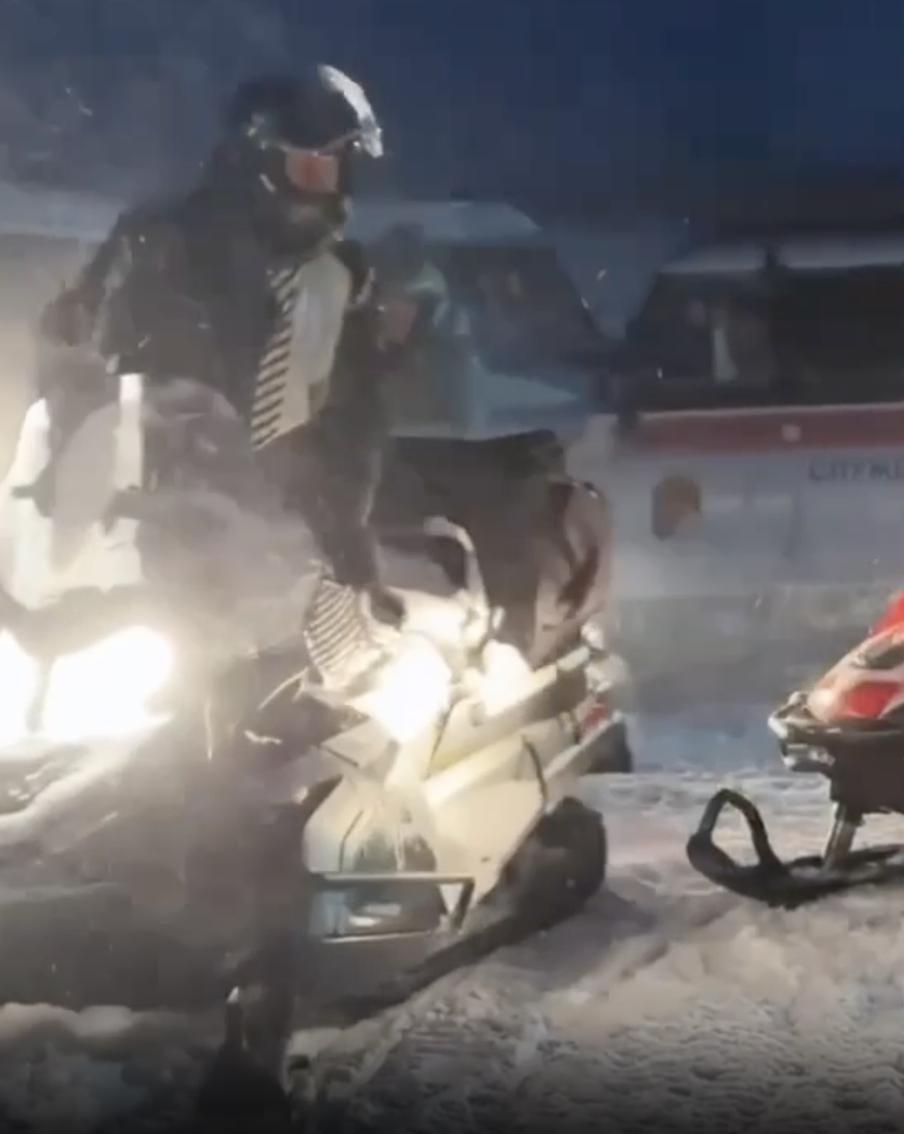 В Пермском крае пропали 13 туристов из Екатеринбурга и Верхней Пышмы. Туристы отправились на снегоходах на гору Ослянка 13 декабря и перестали выходить на связь в 16:00. Поиском занимаются волонтёры "ЛизаАлерт" совместно с МЧС