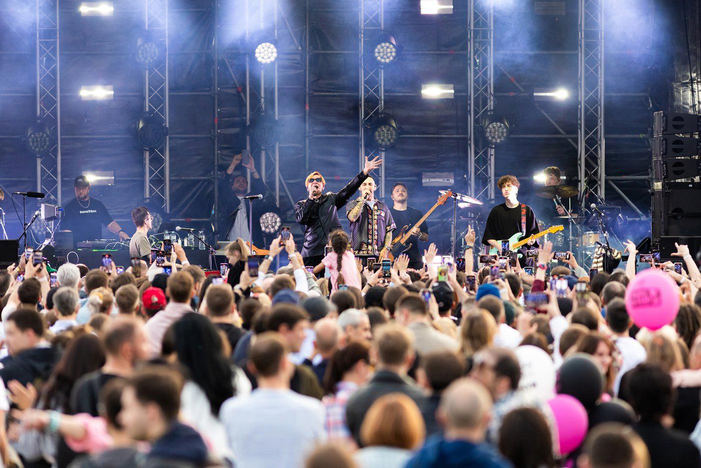 Масштабный музыкальный фестиваль "100.1% LIVE". На сцене Найк Борзов и L’One Масштабный музыкальный фестиваль "100.1% LIVE". На сцене Найк Борзов и L’One