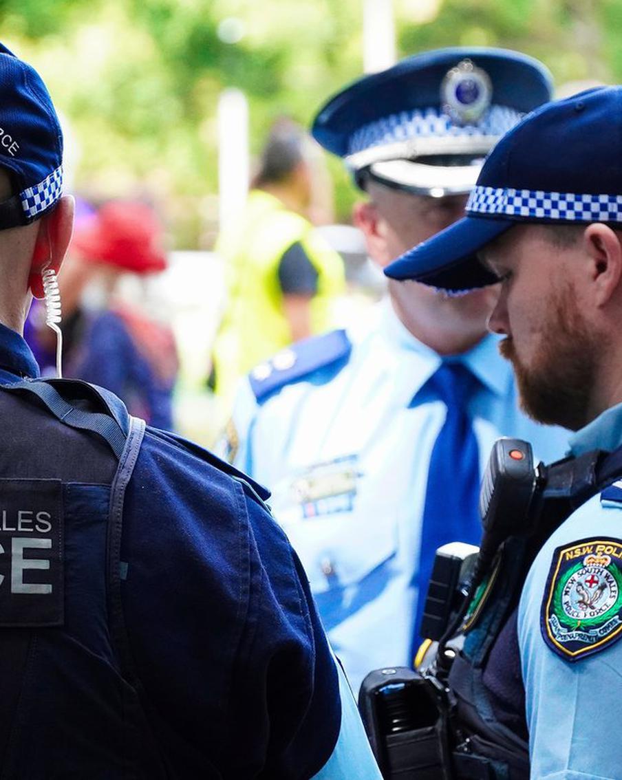 Подозреваемый в стрельбе на пляже Бондай в Сиднее был под наблюдением спецслужб. 24-летний Навид Акрам подозревается в нападении на пляж Бондай. Погибли 16 человек, 40 пострадали. В автомобиле нашли флаг запрещённой в РФ организации