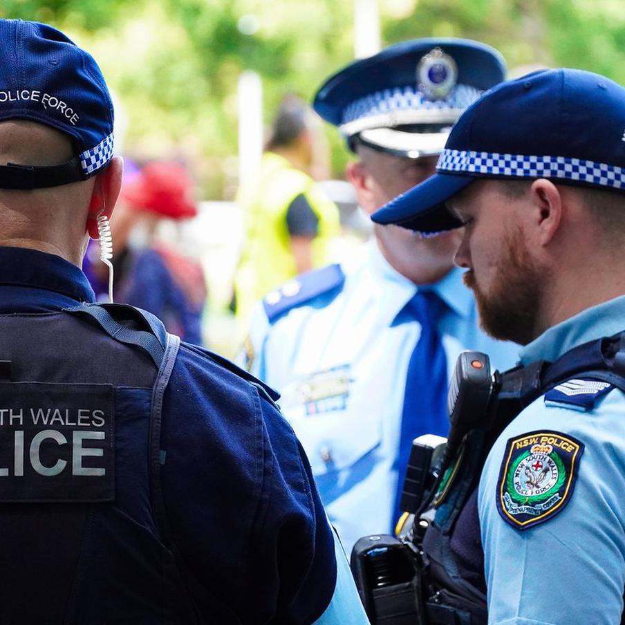 Подозреваемый в стрельбе на пляже Бондай в Сиднее был под наблюдением спецслужб. 24-летний Навид Акрам подозревается в нападении на пляж Бондай. Погибли 16 человек, 40 пострадали. В автомобиле нашли флаг запрещённой в РФ организации