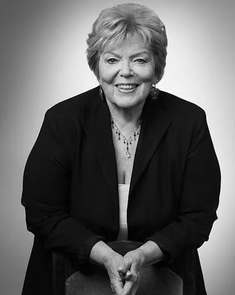 Скончалась народная артистка России Ирина Андрианова. Актриса более полувека служила сцене и была одной из ключевых фигур Тверского академического театра драмы, где сыграла десятки ярких ролей