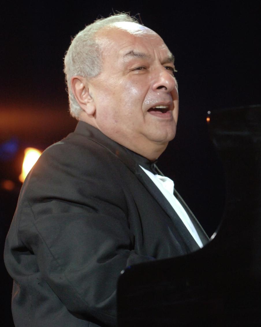 Названа причина смерти народного артиста Левона Оганезова. Стали известны подробности последних лет жизни известного пианиста и композитора, который долгое время боролся с тяжёлым заболеванием и проходил лечение за границей