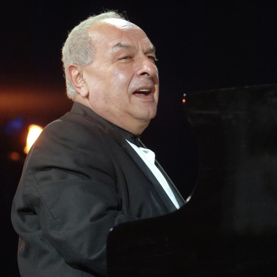 Названа причина смерти народного артиста Левона Оганезова. Стали известны подробности последних лет жизни известного пианиста и композитора, который долгое время боролся с тяжёлым заболеванием и проходил лечение за границей