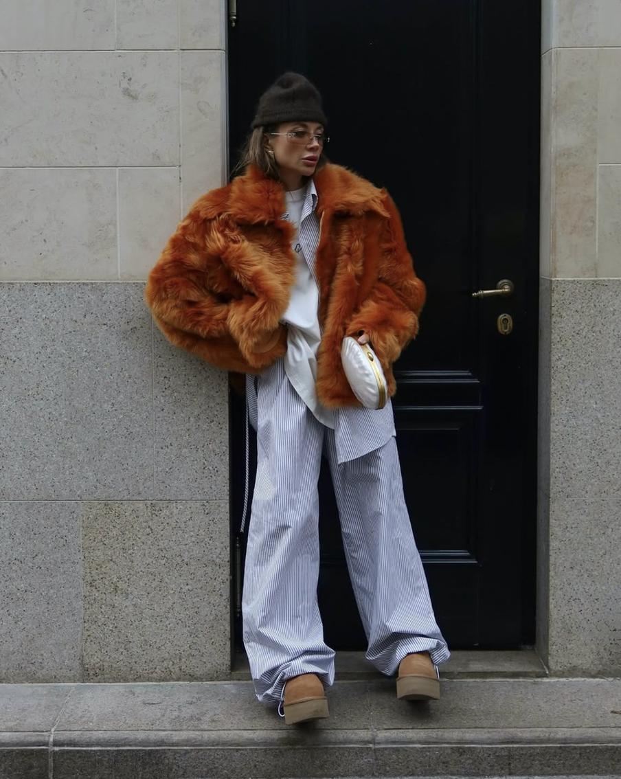 Тёплому типу стоит носить у лица вещи с золотистым или оливковым подтоном.