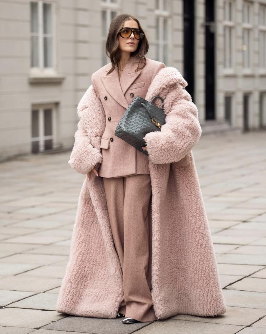 Мягкий тип внешности отлично подчеркнёт оттенок пыльной розы.