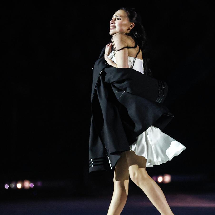 Алина Загитова станцевала на палубе плавучей атомной станции у берегов Чукотки. Олимпийская чемпионка исполнила номер в экстремальных арктических условиях, установив уникальный рекорд и став частью масштабного документального проекта о Севере