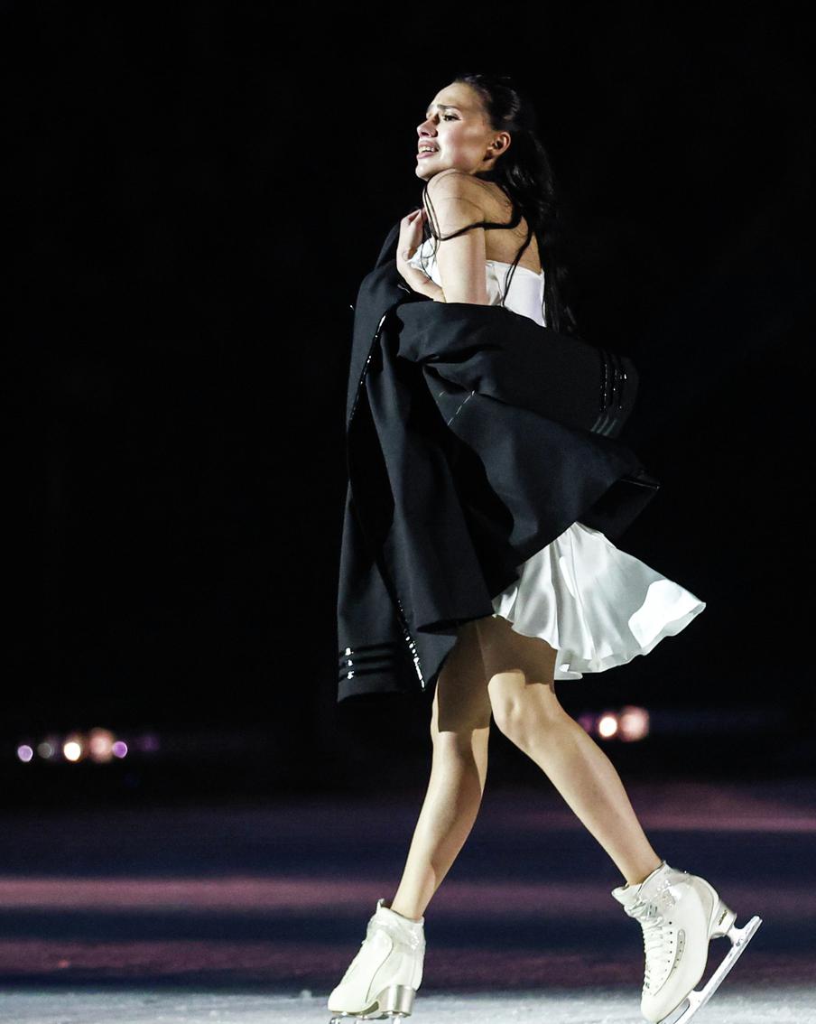 Алина Загитова станцевала на палубе плавучей атомной станции у берегов Чукотки. Олимпийская чемпионка исполнила номер в экстремальных арктических условиях, установив уникальный рекорд и став частью масштабного документального проекта о Севере