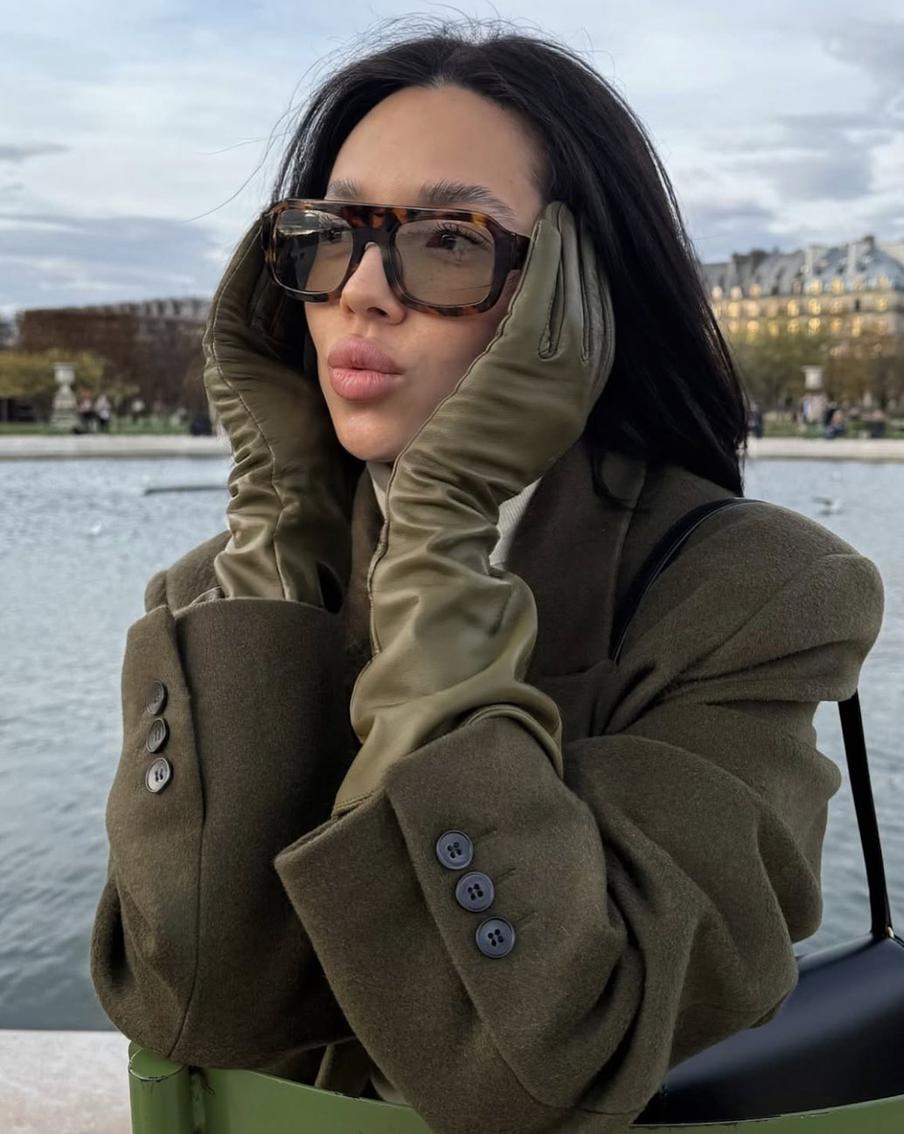 Стратегические цвета стоит держать ближе к лицу.