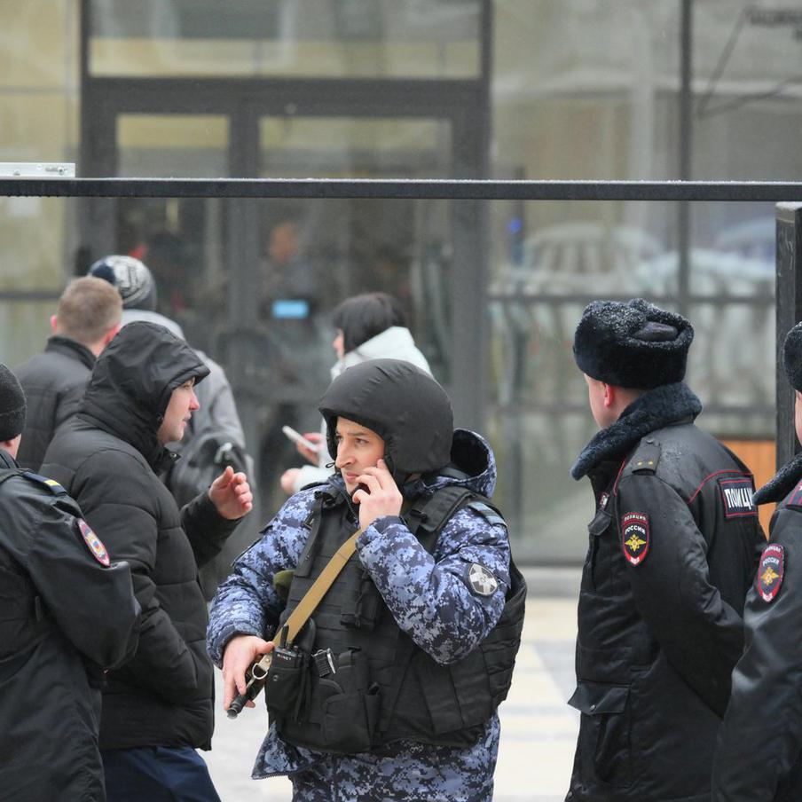 После нападения на школу в Одинцово детям и взрослым окажут помощь. Правоохранительные органы работают на месте ЧП в Одинцовском округе, уполномоченный по правам ребёнка заявила о предоставлении поддержки пострадавшим детям и взрослым