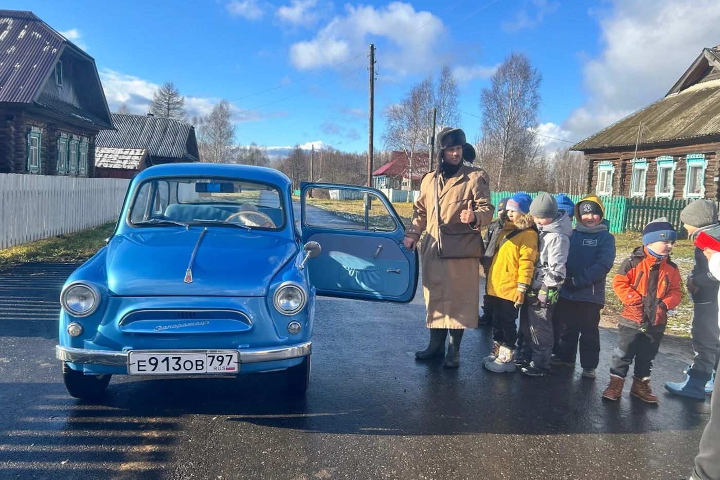 Олег Голубев на мероприятиях в Простоквашино выступает в роли почтальона Печкина. С развитием проекта, по его словам, появятся актёры, но пока он сам с радостью играет с детьми.
