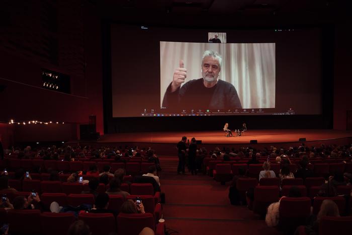 В "Пятом элементе" у героя Брюса Уиллиса, оказывается, был слепой отец