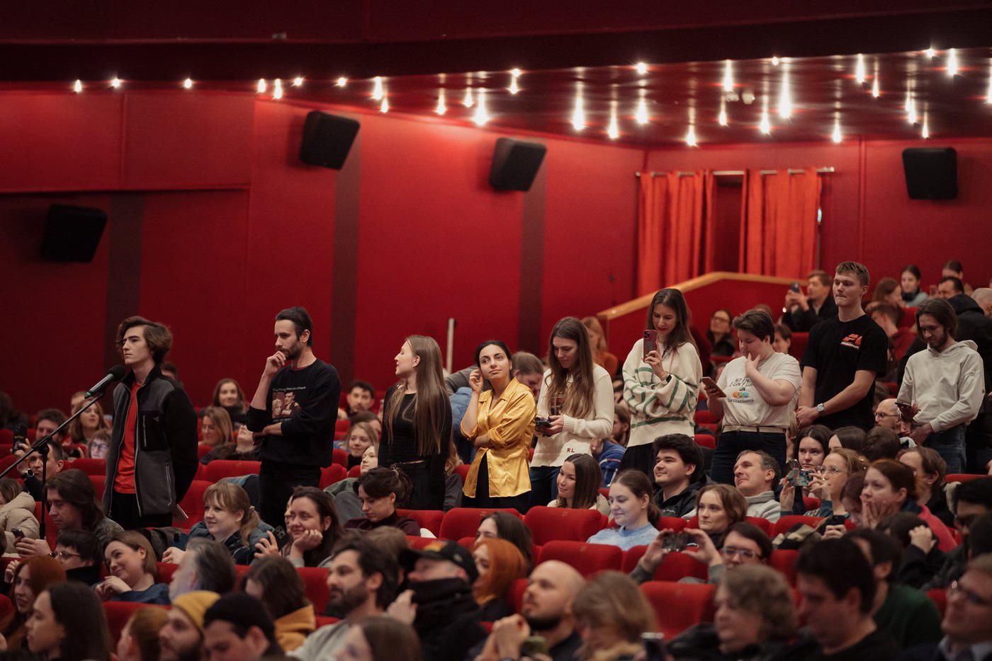 Желающих пообщаться с Люком Бессоном было много.