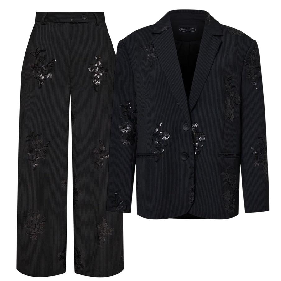 Костюм свободного кроя с пайетками You Wanna (35 900 ₽)