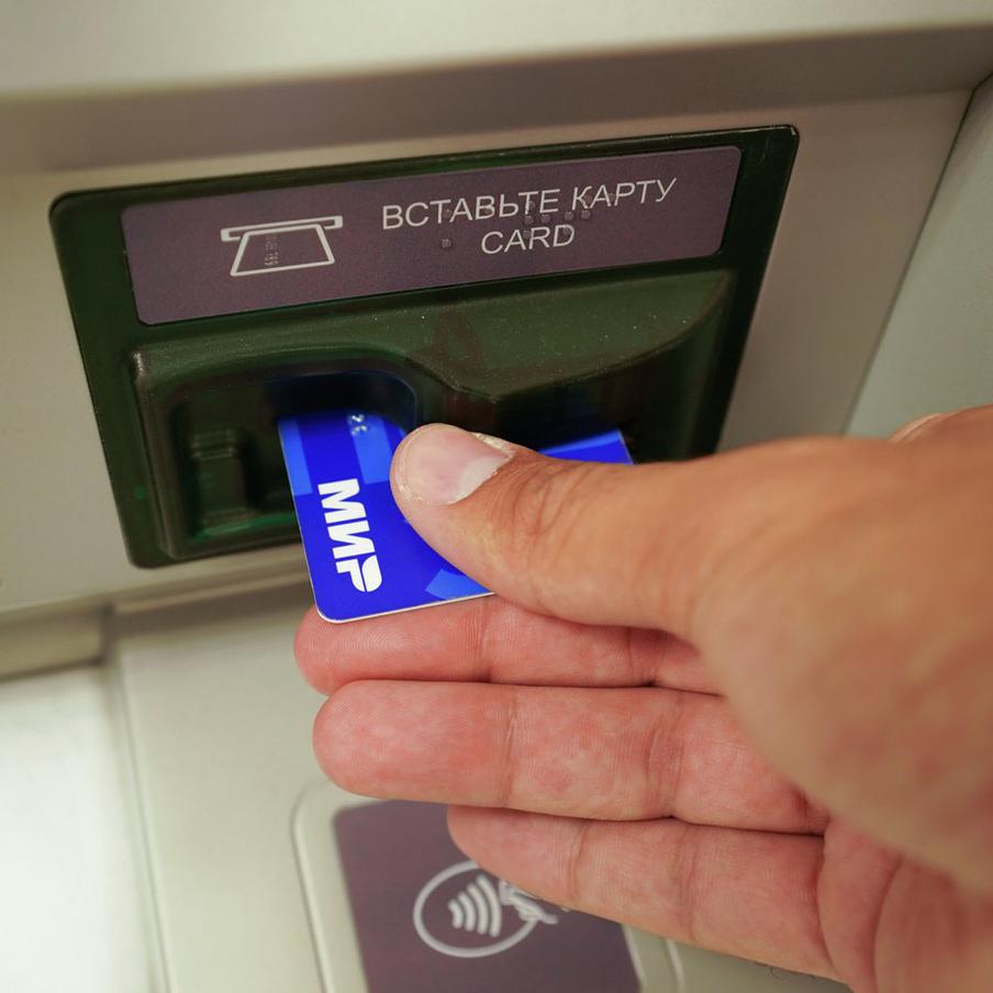 В НСПК спрогнозировали отказ от контактных платежей по картам "Мир". Национальная система платёжных карт фиксирует устойчивое снижение операций с использованием чипа и допускает почти полный уход от такого способа оплаты в ближайшие годы