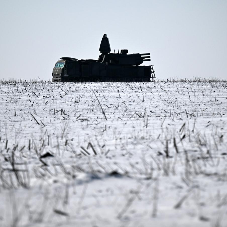 Силы ПВО за ночь сбили почти сотню беспилотников над регионами России. Средства противовоздушной обороны отразили очередную массированную атаку дронов украинских нацистов, перехватив аппараты врага над югом страны, центральными областями и акваториями двух морей