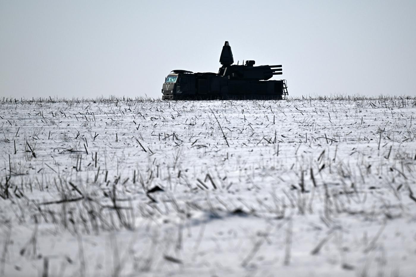 Силы ПВО за ночь сбили почти сотню беспилотников над регионами России