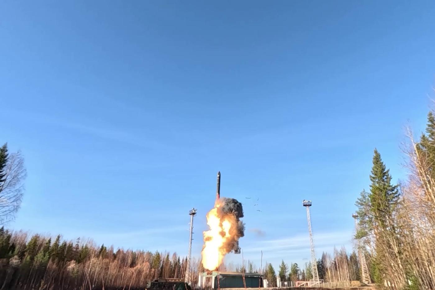 В Сибири на учениях вывели ракетные комплексы "Ярс" на боевое патрулирование