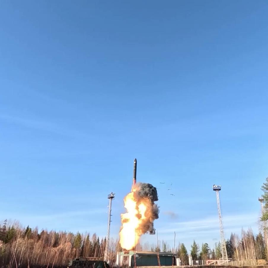 В Сибири на учениях вывели ракетные комплексы "Ярс" на боевое патрулирование. Расчёты мобильных ракетных комплексов в рамках плановой тренировки отработали марши, смену позиций и задачи боевого дежурства в сложных условиях